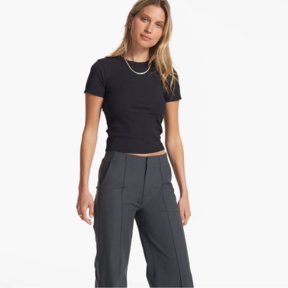 Vuori Pose Fitted Tee NWT - Picture 2 of 4